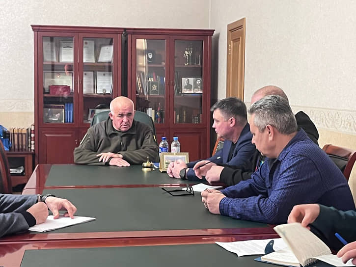 Губернатор Костромской области Сергей Ситников (в центре) во время совещания