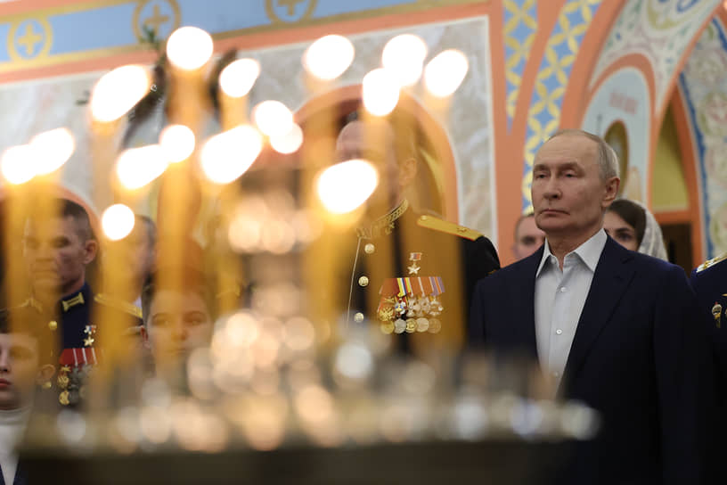 Президент России Владимир Путин (крайний справа)
