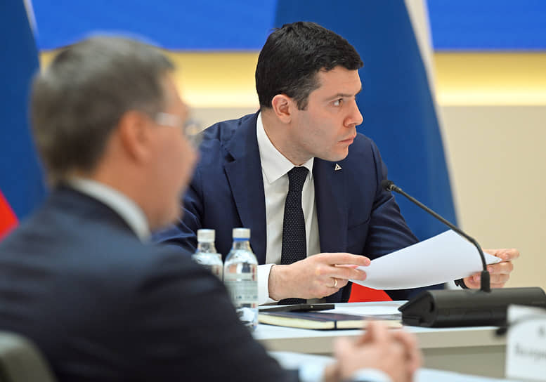Глава Минпромторга Антон Алиханов (справа)