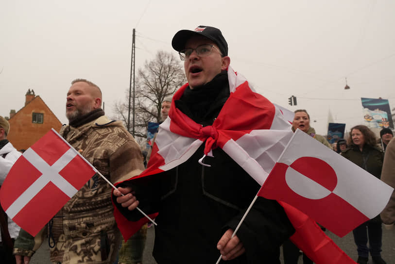 Участники митинга в поддержку Гренландии в Копенгагене, 17 января 2026 года