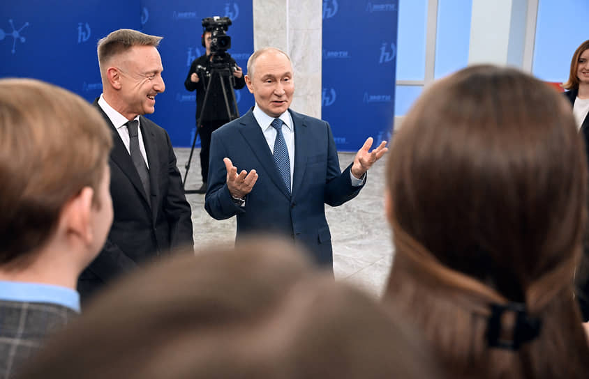 Президент России Владимир Путин (в центре) и ректор Московского физико-технического института (МФТИ) Дмитрий Ливанов (второй слева)