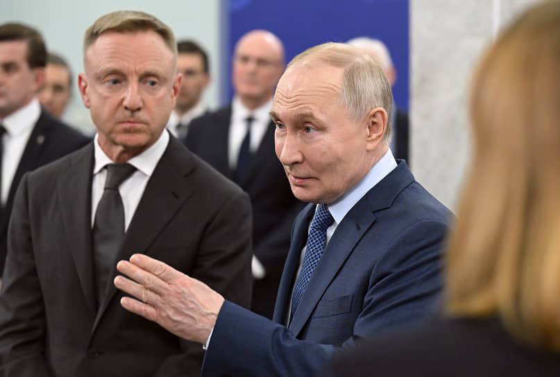 Президент России Владимир Путин (в центре) и ректор Московского физико-технического института (МФТИ) Дмитрий Ливанов (второй слева)