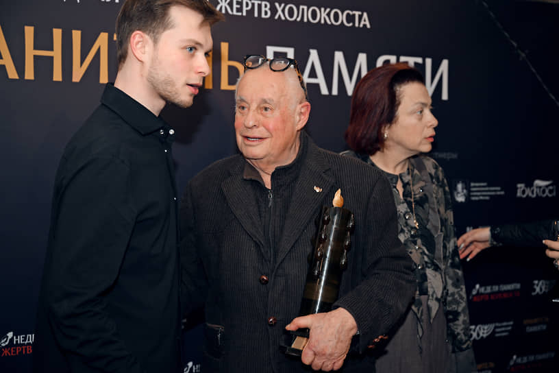 Художественный руководитель театра «У Никитских ворот», режиссер Марк Розовский (в центре)