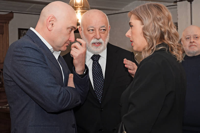 Президент Российского еврейского конгресса Александр Генцис (слева), президент фонда «Сколково», председатель совета директоров ГК «Ренова» Виктор Вексельберг (в центре) и исполнительный директор Российского еврейского конгресса Анна Бокшицкая