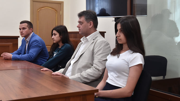 СКР возобновил дело сестер Хачатурян об убийстве отца