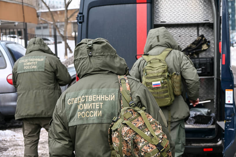 Сотрудники СКР у жилого дома на Волоколамском шоссе, где было совершено покушение на генерал-лейтенанта Владимира Алексеева 