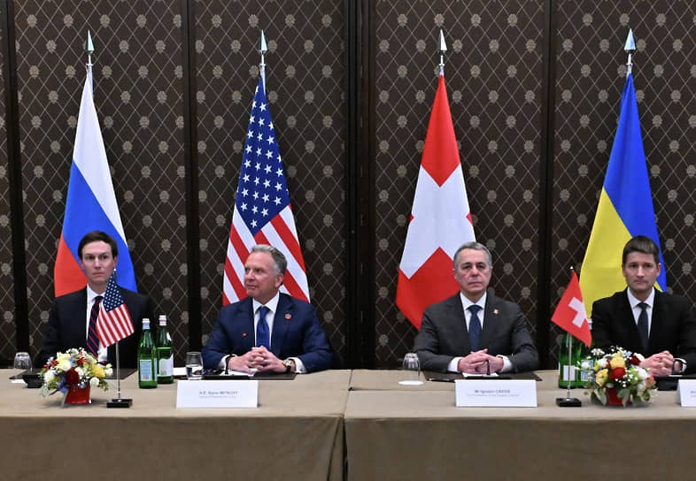 Слева направо:  Зять президента США Джаред Кушнер, специальный посланник президента США Стивен Уиткофф, глава МИД Швейцарии Иньяцио Кассис, глава отдела международной безопасности МИД Швейцарии, посол Габриэль Люхингер 