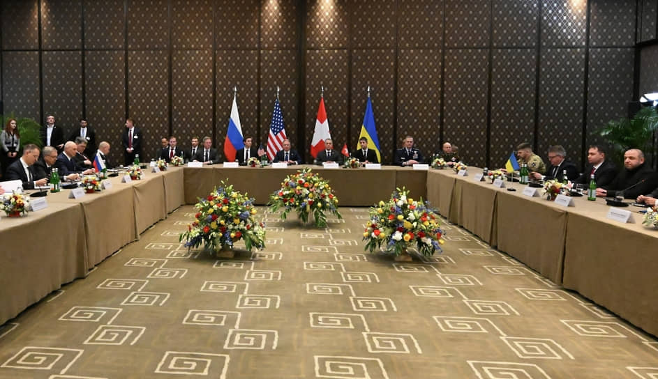 Участники трехсторонней встречи делегаций России, США и Украины в Женеве 