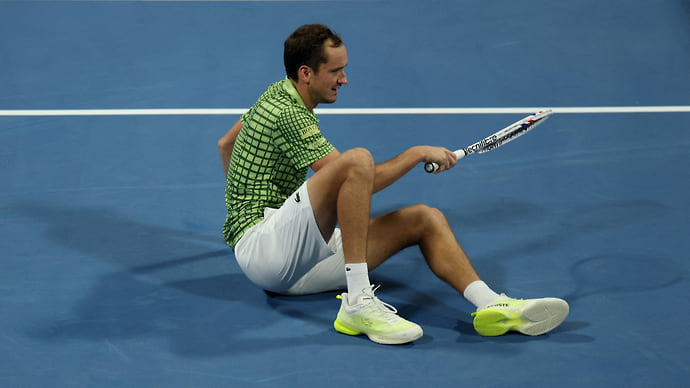 Медведев уступил Циципасу во втором круге турнира ATP 500 в Дохе