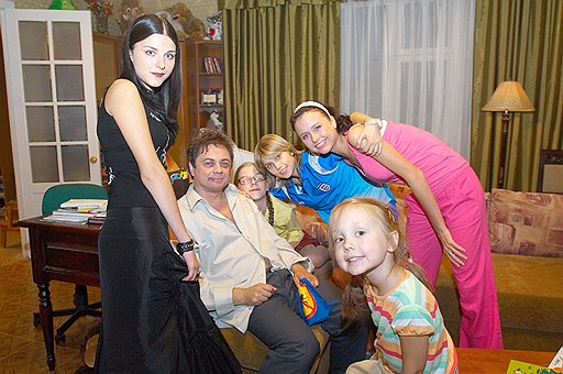Российские дочки (слева направо): Даша, Галина Сергеевна, Женя, Маша и Пуговка с их экранным папой Сергеем Васнецовым — известным актером Андреем Леоновым