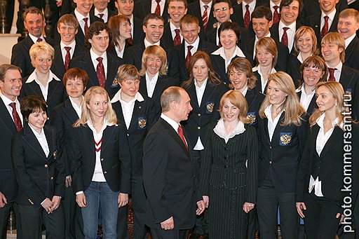 Президент Владимир Путин в окружении олимпийцев после зимних Игр-2006 в итальянском Турине. Оттуда сборная страны привезла 8 золотых, 6 серебряных и 8 бронзовых медалей, став четвертой в общекомандном зачете 