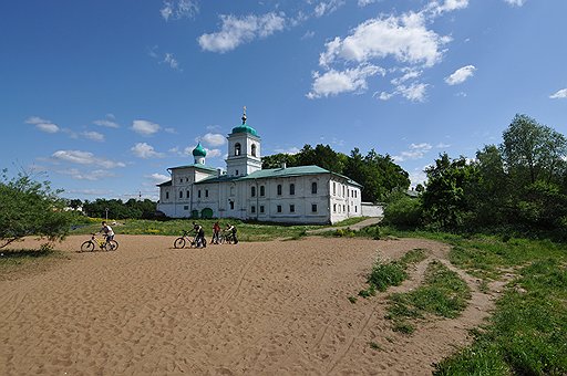 Если собор Мирожского монастыря (Псков) станет действующим, реставраторы не ручаются за сохранность фресок