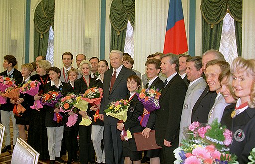 Первый российский президент Борис Ельцин со спортсменами нашей сборной после зимней Олимпиады-98 в японском Нагано. Тогда россияне завоевали 9 золотых, 6 серебряных и 3 бронзовых медали 
