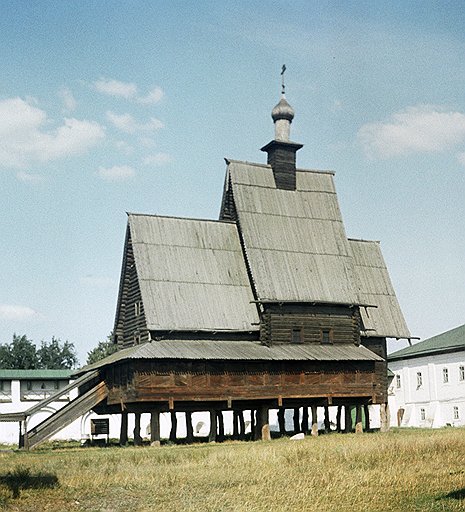 Этот памятник деревянного зодчества сгорел после передачи Ипатьевского монастыря (Кострома) верующим