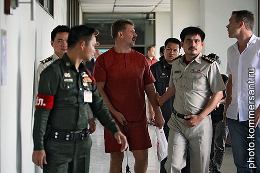 Виктора Бута американский ордер на арест достал в Таиланде. Там он сидит до сих пор