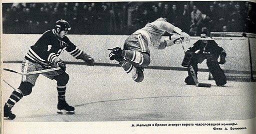 1972. В Саппоро Александр Мальцев атакует ворота сборной ЧССР
