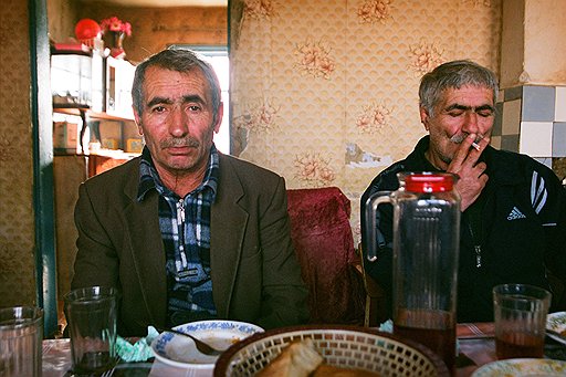 Быт езидов гораздо скромнее их тысячелетних традиций. Братья Мамико и Шалико Мстоян небогаты: им тяжело кормить семьи. Кроме того, правозащитные организации обеспокоены тем, что на полубесправных езидах наживаются местные чиновники. Дети этого, однако, не замечают