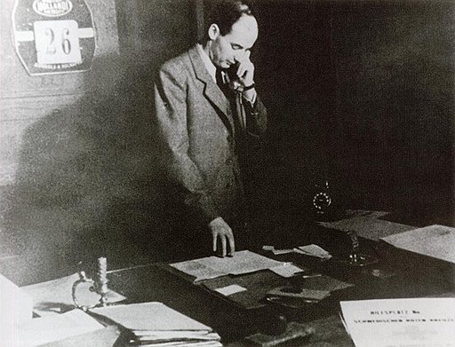 Шведский дипломат в своем офисе в Будапеште, 1944 год