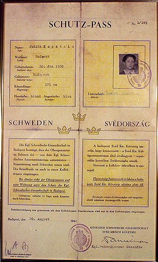«Шютц-паспорт», выданный в августе 1944-го и объявляющий подданной шведской короны Юдит Копштейн,— с его помощью Валленберг спас эту женщину от гестапо