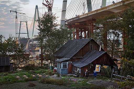 Покосившийся дом — последний у вантового моста в Санкт-Петербурге. Стройка идет здесь круглый год, но две жительницы дома, 70-летние старушки, так и не могут дождаться новоселья. 1-е место в номинации «Повседневная жизнь. Одиночные кадры» Дополнительная награда: Гран-при международного жюри конкурса 