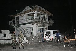 Смертник на автомобиле подорвал себя и пост милиции 29 апреля — жертвами стали десятки людей, в том числе и гражданские лица 