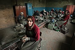 Когда экономика не работает, спасают традиционные промыслы. Женщины-шлифовщицы серебряных изделий из села Кубачи 