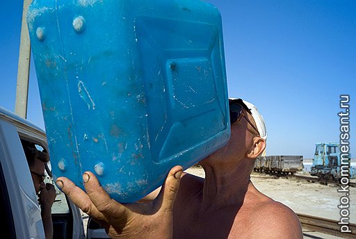 Вода, которая жизненно необходима добытчикам, губительна для соли. Если пройдет дождь, работа встанет на несколько дней. Пока пласт соли снова не подсохнет