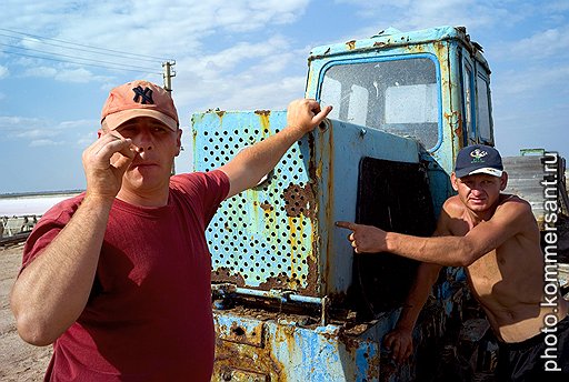 Уборщиков соли на всем озере не больше двадцати человек. У некоторых стаж работы исчисляется десятилетиями
