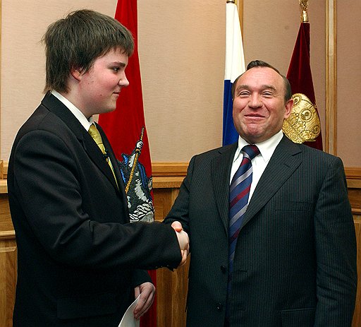Вице-мэр Москвы Петр Бирюков (справа) объявил бой «Крылову» и «Сулико» — двум кафе на Патриарших. За Бирюкова — милиция, за кафе — местные жители. Пока ничья