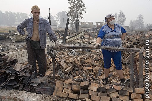 Семья Фильчагиных всю ночь боролась с огнем. По очереди носили ведра с водой и прыгали в пруд, чтобы охладиться. Огонь, правда, оказался сильнее