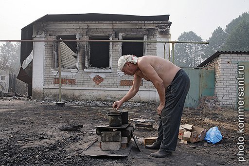 Дом Михаила стоял в соседнем селе, в Барковке, и сгорел не полностью. Но жить там сейчас все равно нельзя: нет ни воды, ни электричества