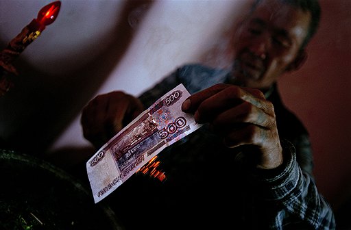 Чтобы стать богатым, можно обратиться к шаману, и тот проведет обряд очищения денег. Способность решать материальные проблемы сделала шаманов популярнее лам