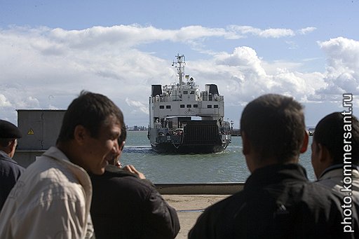 Узбекские гастарбайтеры уезжают на один день в К ерчь на пароме, чтобы получить штамп в паспорте и продлить российскую визу на следующие 90 дней. Ночь в К ерчи они проводят прямо у пристани на автобусной остановке