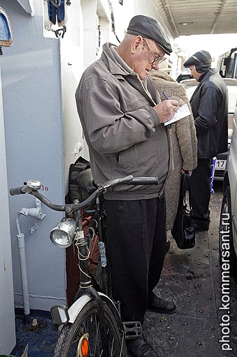 72-летний житель Керчи раз в год позволяет себе съездить на пароме со своим велосипедом к родственникам в село Ильичевку на российской стороне