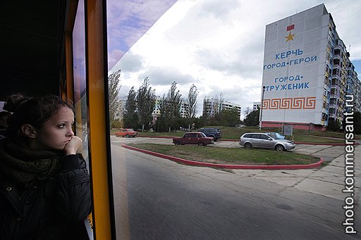 Девушка в ожидании маршрутки до порта в Керченском проливе — зарплаты в городе даже по меркам Украины маленькие