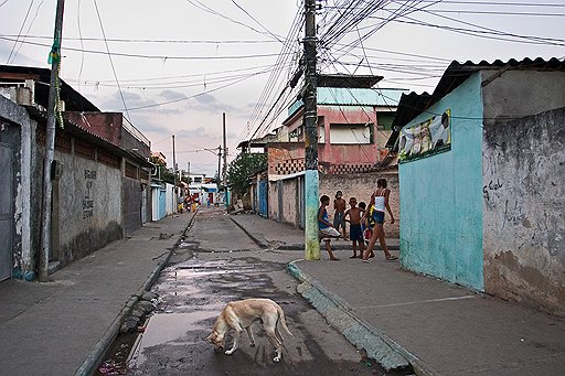 Типичная улица «Города Бога»: после выхода знаменитого фильма о бразильских подростках-бандитах сюда стали возить туристов на экскурсии в специальных бронированных джипах — как в зоопарк под открытым небом