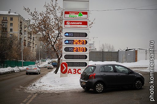 Российские цены на автомобильное топливо уже выше американских и продолжают расти. Растут, впрочем, и все прочие тарифы — и куда быстрее, чем доходы граждан