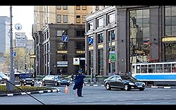 В этом ролике главное звук: кортеж проехал под гудение стоящих в пробке москвичей