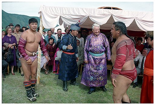 Первый президент России во время посещения Республики Тыва, 1994 год 