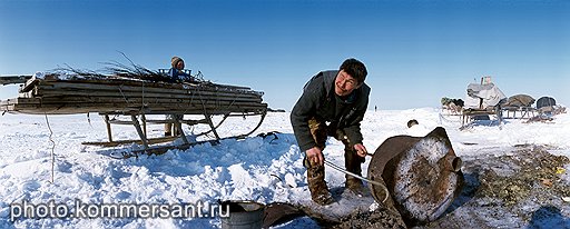Примерно половина ненцев сегодня ведет кочевой образ жизни. Два часа &mdash; и от палаток и нарт ничего не остается. Железные печи укладывают на нарты, одежду, бытовую утварь &mdash; в деревянные лари. Все, даже последнюю веревочку, ненцы берут с собой на новое стойбище 