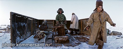 Примерно половина ненцев сегодня ведет кочевой образ жизни. Два часа &mdash; и от палаток и нарт ничего не остается. Железные печи укладывают на нарты, одежду, бытовую утварь &mdash; в деревянные лари. Все, даже последнюю веревочку, ненцы берут с собой на новое стойбище 