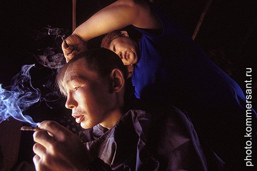 Ненецкие женщины никогда не сидят без дела: расчищают снег, кормят оленей, готовят хлеб, стирают, штопают, заготавливают варенье из морошки, стригут членов семьи 