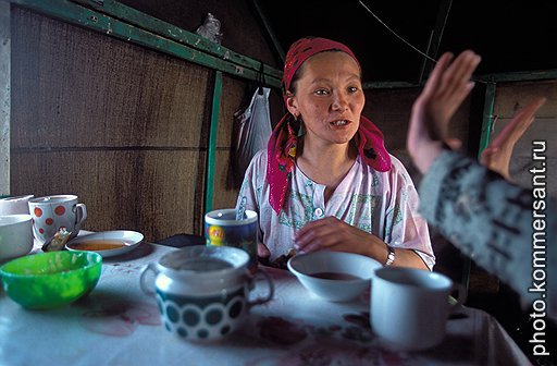 Ненецкие женщины никогда не сидят без дела: расчищают снег, кормят оленей, готовят хлеб, стирают, штопают, заготавливают варенье из морошки, стригут членов семьи 