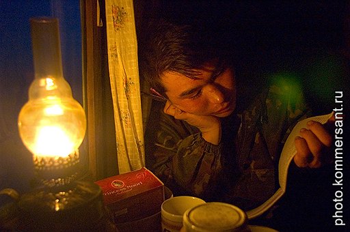 Вечерами при свете лампы Григорий сочиняет рассказы, записывая их в толстую тетрадь 