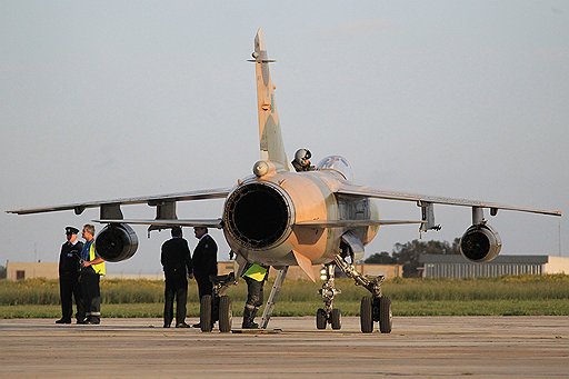Военные отказываются подчиняться командам Каддафи. На фото — ливийский военный летчик угнал этот &quot;Мираж&quot; на Мальту