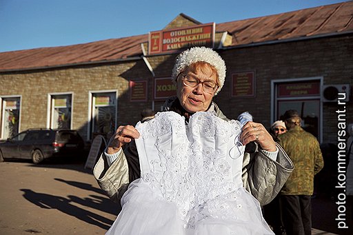Никогда не знаешь, что будет пользоваться спросом. Эта дама продала свадебное платье то ли дочки, то ли внучки за 1000 рублей