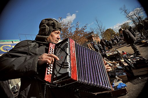 Кто-то торгует стариной, кто-то, как Анатолий, зарабатывает здесь игрой на гармони