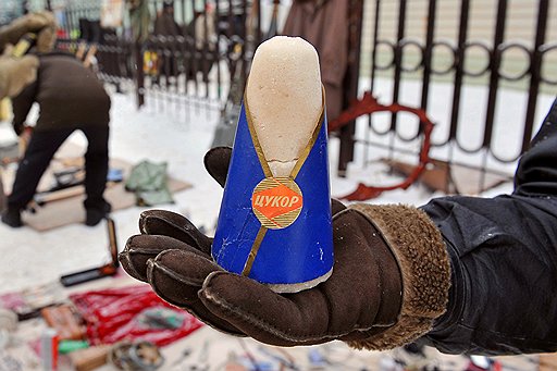 Этот кусок сахара продавец нашел на развалинах снесенной пятиэтажки. В оригинале должна еще быть сахарная голова Деда Мороза, но она утеряна
