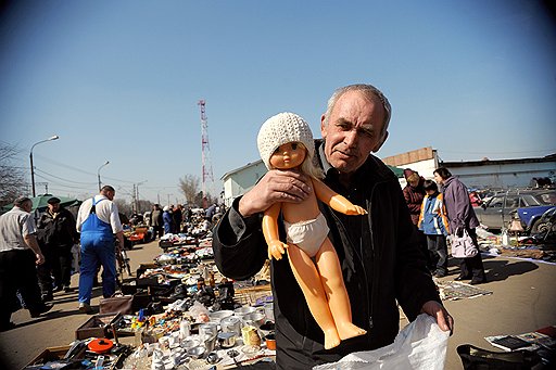 Часто путь раритета на блошиный рынок начинается с помойки. Эту куклу вытащили из мусорного контейнера, отмыли и вот теперь продают