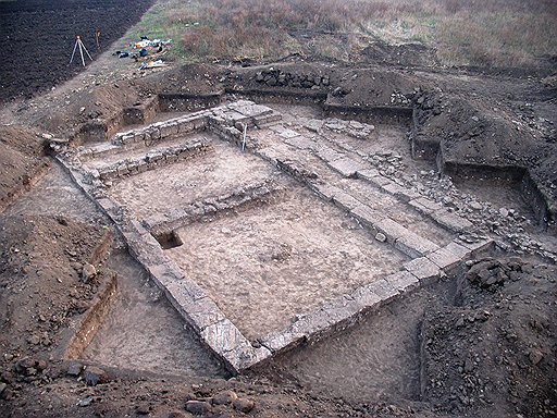 Фото сделано в тот момент, когда археологи успели раскопать только половину храма. В дальнем углу — возвышение для алтаря и каменная дорожка, ведущая к нему 